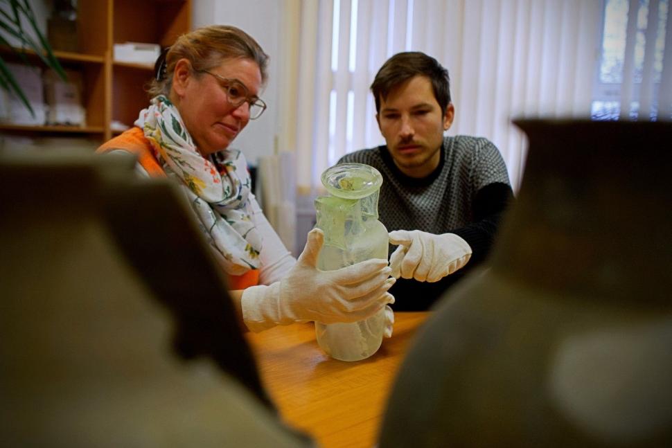 Descoperire remarcabilă la Budapesta. Ce au văzut arheologii când au ridicat capacul unui sarcofag de 1.700 de ani, perfect conservat 1025573