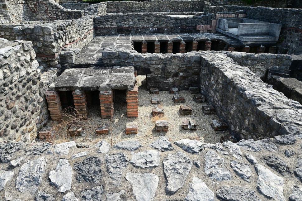 Descoperire remarcabilă la Budapesta. Ce au văzut arheologii când au ridicat capacul unui sarcofag de 1.700 de ani, perfect conservat 1025576