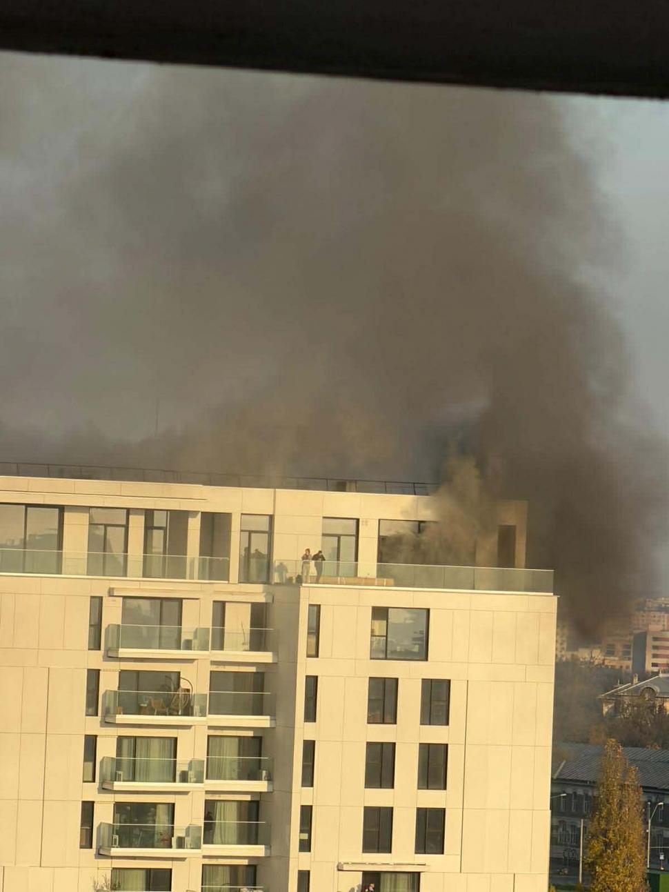 Incendiu la un bloc în București. 17 persoane au fost duse la spital, o persoană e intubată, în stare gravă 1025620