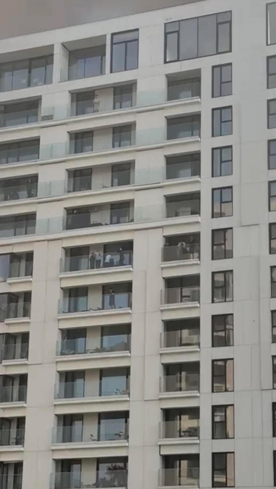 Incendiu la un bloc în București. 17 persoane au fost duse la spital, o persoană e intubată, în stare gravă 1025623