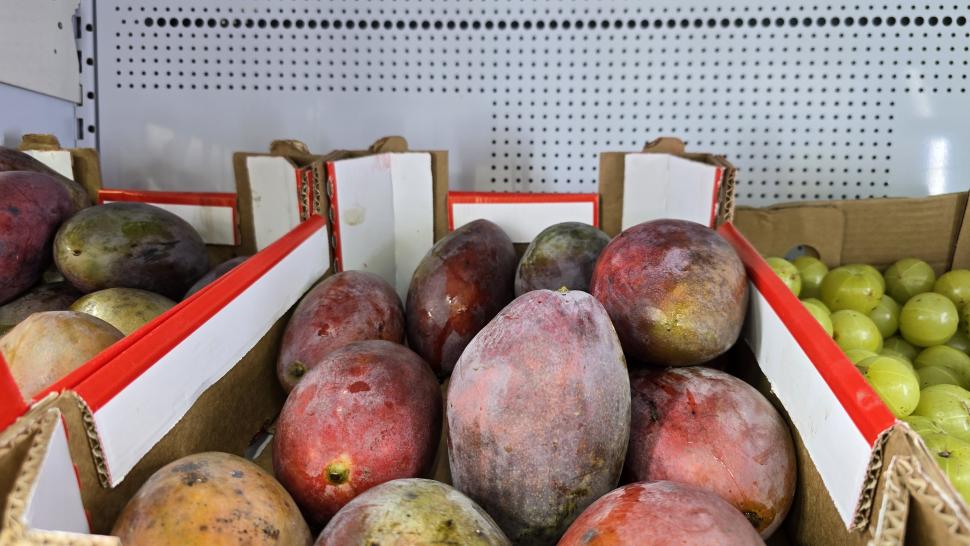 Magazinele neștiute din București unde se vând legume și fructe despre care nu știai că există. Plus pește Rohu 1025481