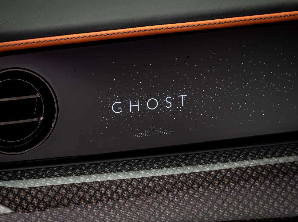 Un mogul tech și-a comandat un Rolls-Royce unicat, inspirat din jocuri video vintage. Cum arată „Ghost Gamer” creat pentru milionar 1025423