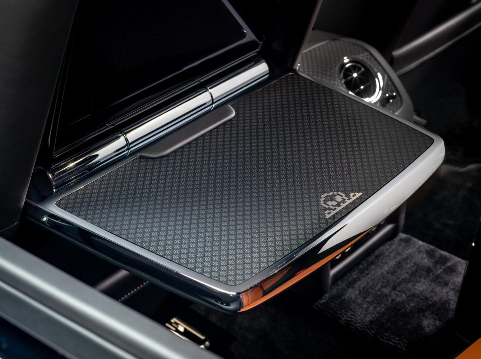 Un mogul tech și-a comandat un Rolls-Royce unicat, inspirat din jocuri video vintage. Cum arată „Ghost Gamer” creat pentru milionar 1025424