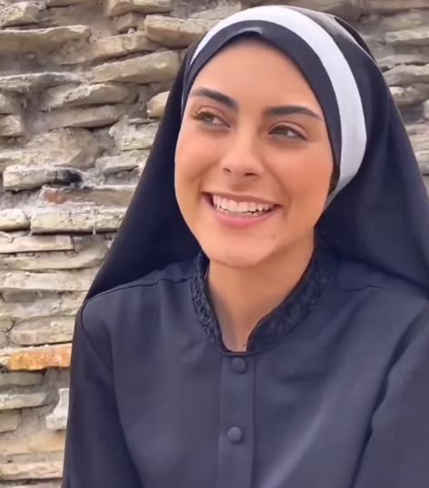 Fostă miss și fotomodel, o tânără a renunțat la tot și la 18 ani a devenit călugăriță. Sora Eva este virală pe rețelele sociale 1025932