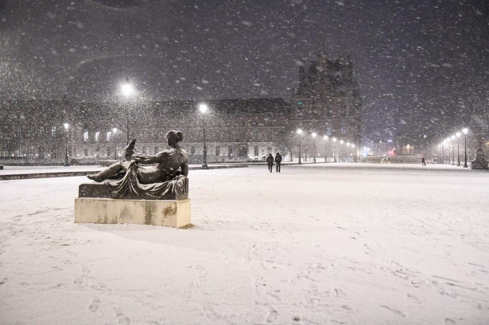 Imagini din Paris, unde ninge și e zăpadă de câțiva centimetri. Mai multe zone din Franța sunt sub cod portocaliu de ninsoare și polei 1025731