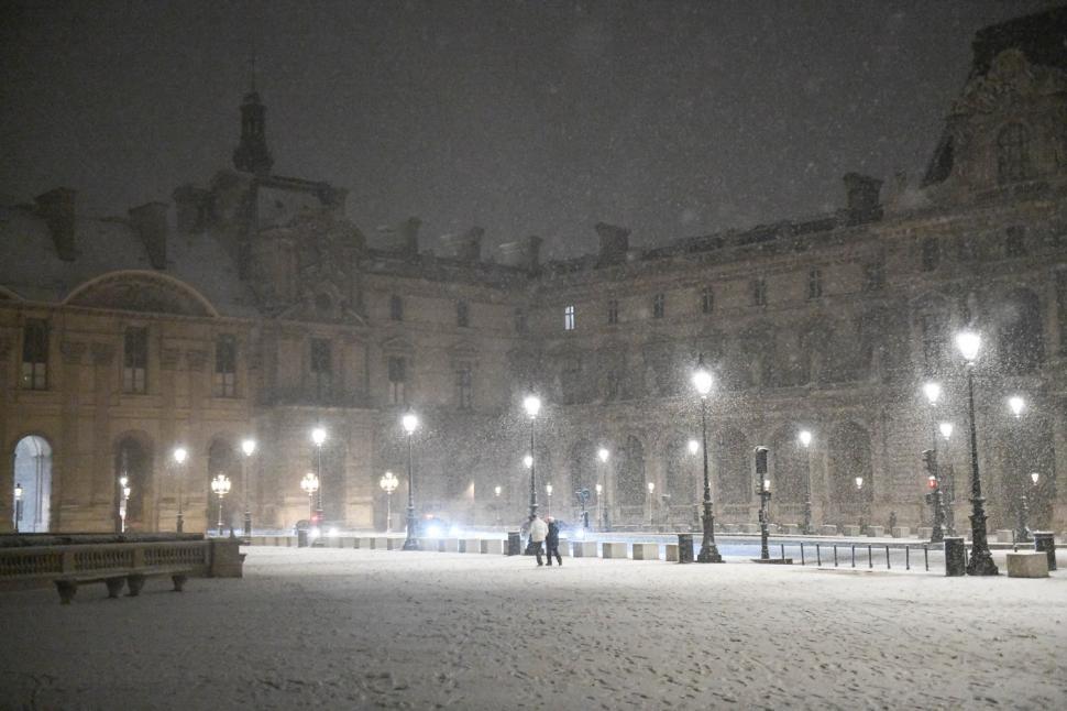 Imagini din Paris, unde ninge și e zăpadă de câțiva centimetri. Mai multe zone din Franța sunt sub cod portocaliu de ninsoare și polei 1025732