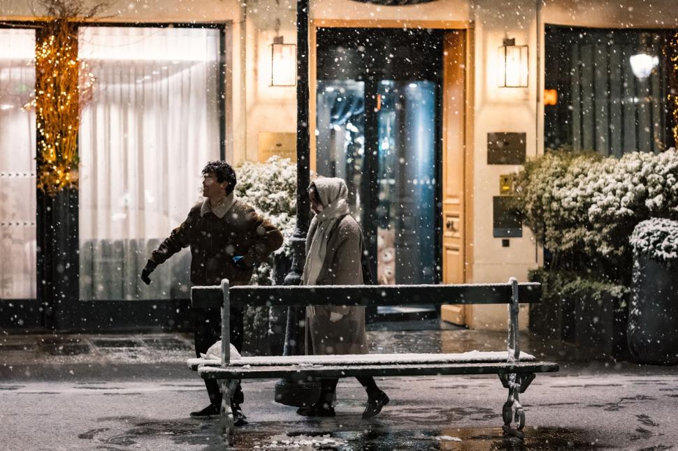 Imagini din Paris, unde ninge și e zăpadă de câțiva centimetri. Mai multe zone din Franța sunt sub cod portocaliu de ninsoare și polei 1025733