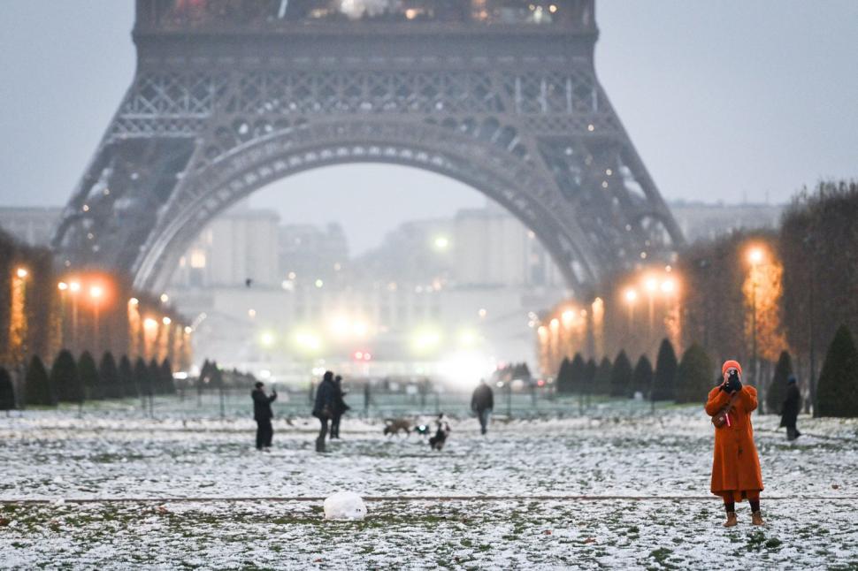 Imagini din Paris, unde ninge și e zăpadă de câțiva centimetri. Mai multe zone din Franța sunt sub cod portocaliu de ninsoare și polei 1025734