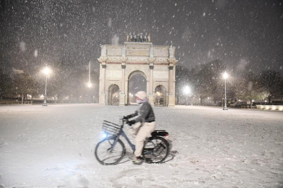 Imagini din Paris, unde ninge și e zăpadă de câțiva centimetri. Mai multe zone din Franța sunt sub cod portocaliu de ninsoare și polei 1025735