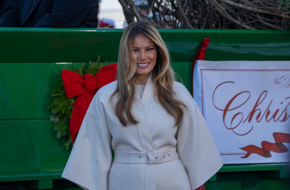 Melania Trump a primit singură bradul de Crăciun la Casa Albă. Președintele SUA era la telefon cu Xi Jinping 1026035
