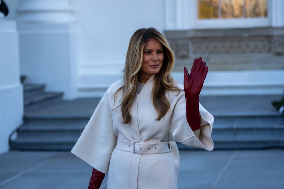 Melania Trump a primit singură bradul de Crăciun la Casa Albă. Președintele SUA era la telefon cu Xi Jinping 1026038