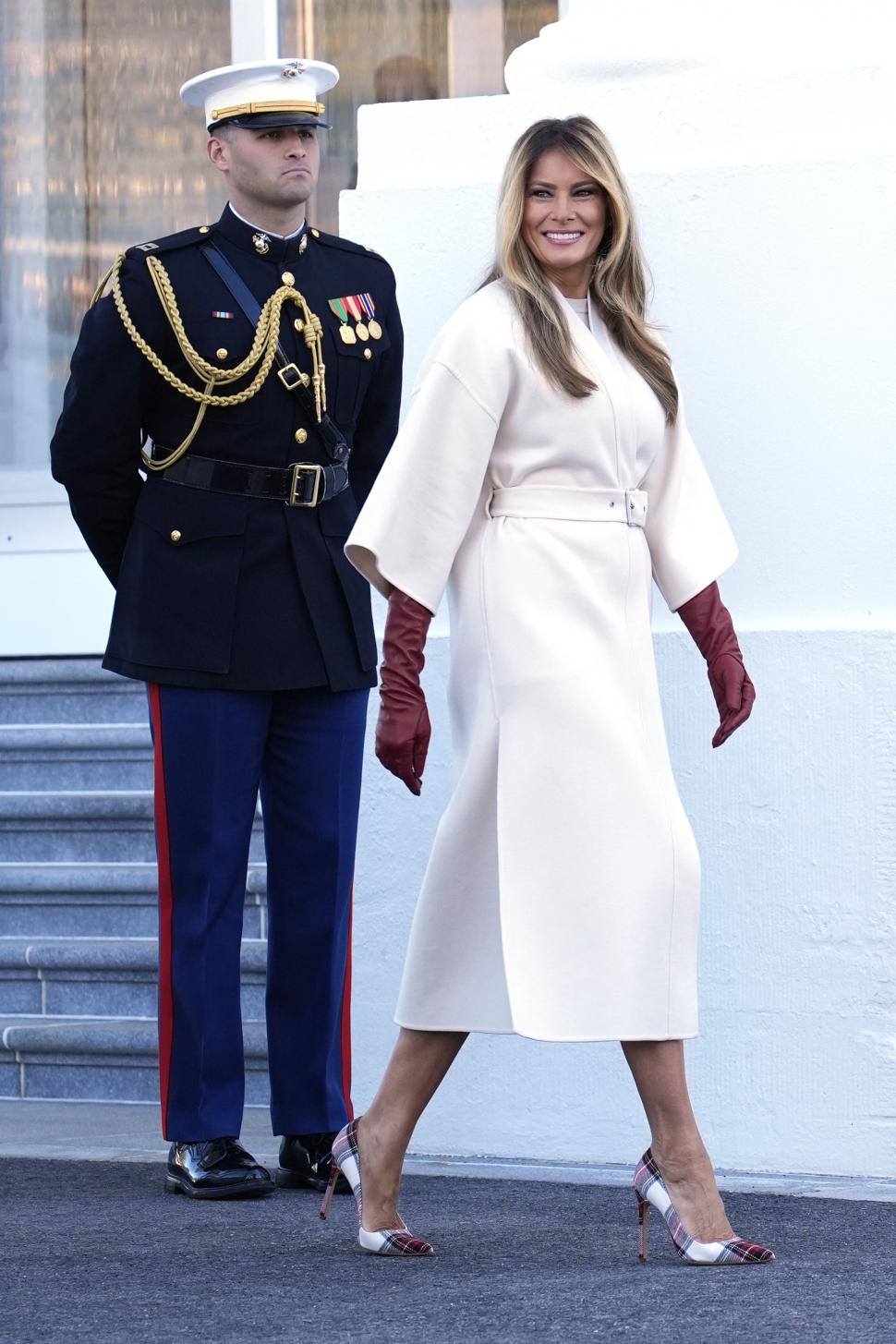 Melania Trump a primit singură bradul de Crăciun la Casa Albă. Președintele SUA era la telefon cu Xi Jinping 1026044