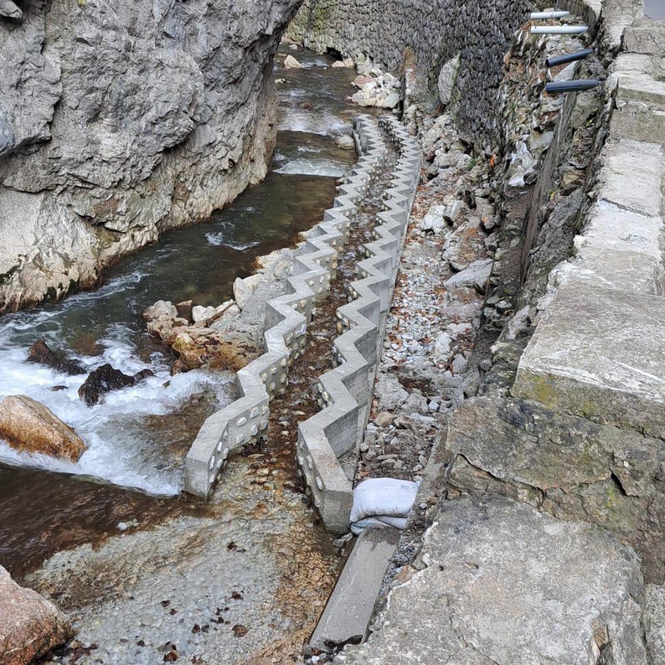 Peștii au acum scări pe râul Bicaz. Sistemul a fost testat și funcționează: „Speciile care nu sar ca păstrăvul pot să urce în amonte” 1025976