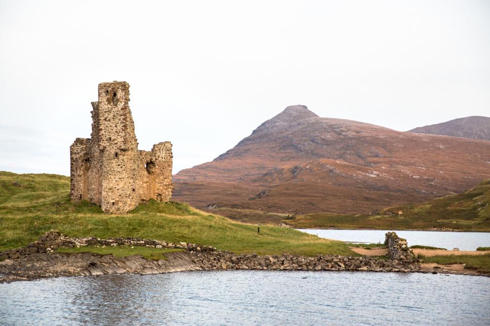 Scoțienii sunt furioși pentru că cineva a dărâmat un zid al castelului clanului MacLeod ca să-și facă drum printr-o baltă 1025839