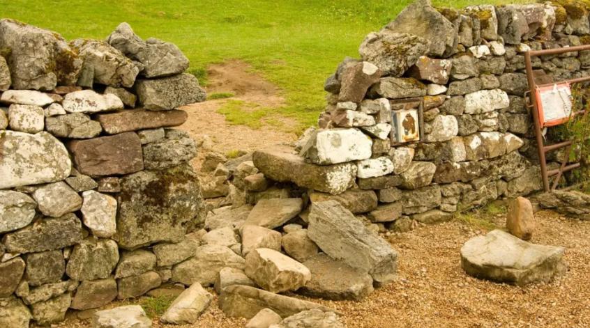 Scoțienii sunt furioși pentru că cineva a dărâmat un zid al castelului clanului MacLeod ca să-și facă drum printr-o baltă 1025848