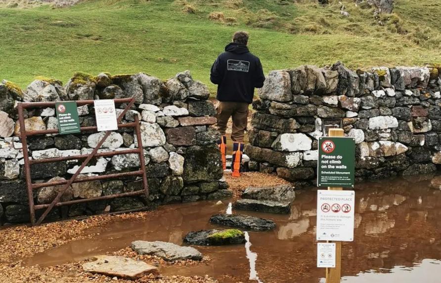 Scoțienii sunt furioși pentru că cineva a dărâmat un zid al castelului clanului MacLeod ca să-și facă drum printr-o baltă 1025849