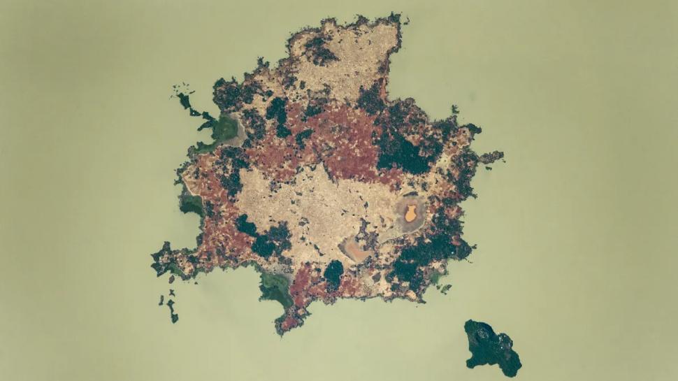 Un astronaut a descoperit un lac sacru, care conține relicve și mumii de împărați antici, transformat din albastru în verde toxic 1025887