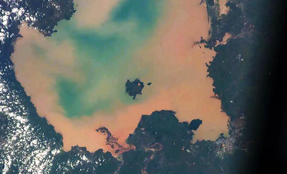 Un astronaut a descoperit un lac sacru, care conține relicve și mumii de împărați antici, transformat din albastru în verde toxic 1025888