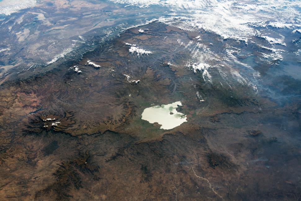 Un astronaut a descoperit un lac sacru, care conține relicve și mumii de împărați antici, transformat din albastru în verde toxic 1025889