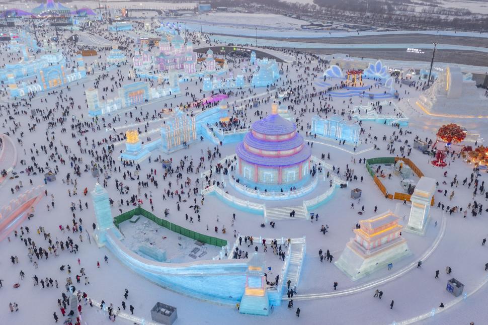 Începe construcția „orașului înghețat” din Harbin. Cum arată depozitele uriașe de gheață pentru cel mai mare festival de iarnă din lume 1026113