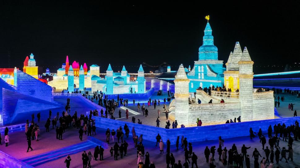 Începe construcția „orașului înghețat” din Harbin. Cum arată depozitele uriașe de gheață pentru cel mai mare festival de iarnă din lume 1026124