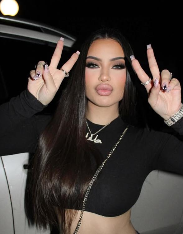 Moartea bizară a unei cântărețe de 22 de ani, cu o carieră în plină ascensiune. Se afla într-o mașină parcată când s-a întâmplat  1026179