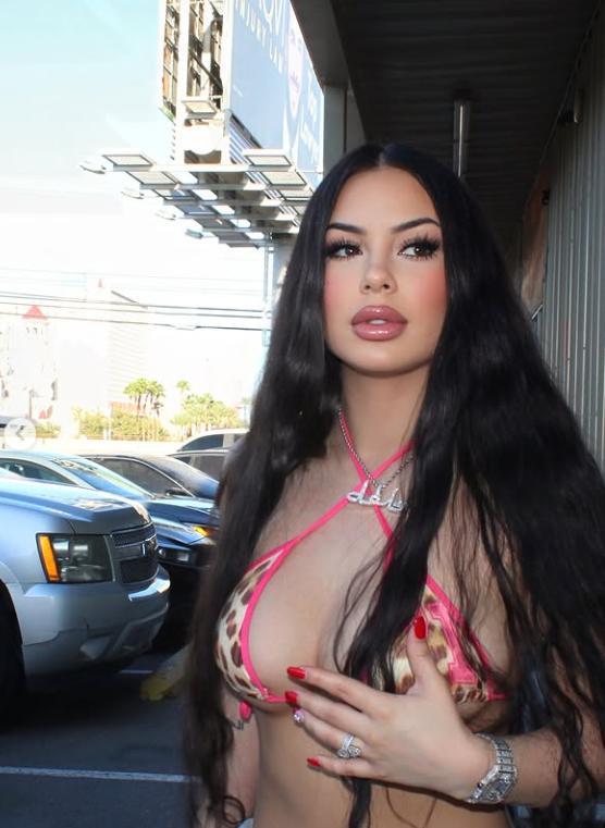 Moartea bizară a unei cântărețe de 22 de ani, cu o carieră în plină ascensiune. Se afla într-o mașină parcată când s-a întâmplat  1026183