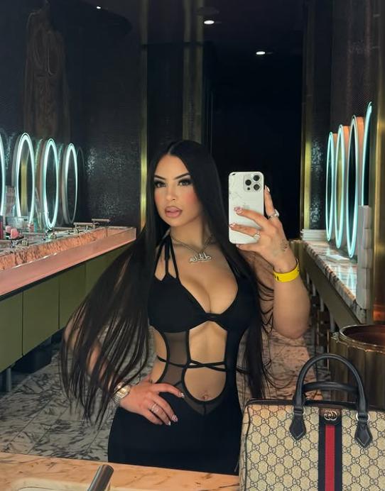 Moartea bizară a unei cântărețe de 22 de ani, cu o carieră în plină ascensiune. Se afla într-o mașină parcată când s-a întâmplat  1026185