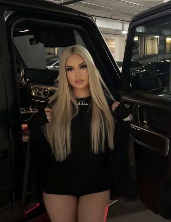 Moartea bizară a unei cântărețe de 22 de ani, cu o carieră în plină ascensiune. Se afla într-o mașină parcată când s-a întâmplat  1026186