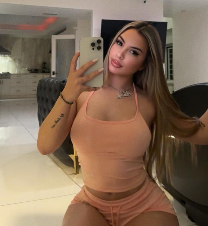 Moartea bizară a unei cântărețe de 22 de ani, cu o carieră în plină ascensiune. Se afla într-o mașină parcată când s-a întâmplat  1026188