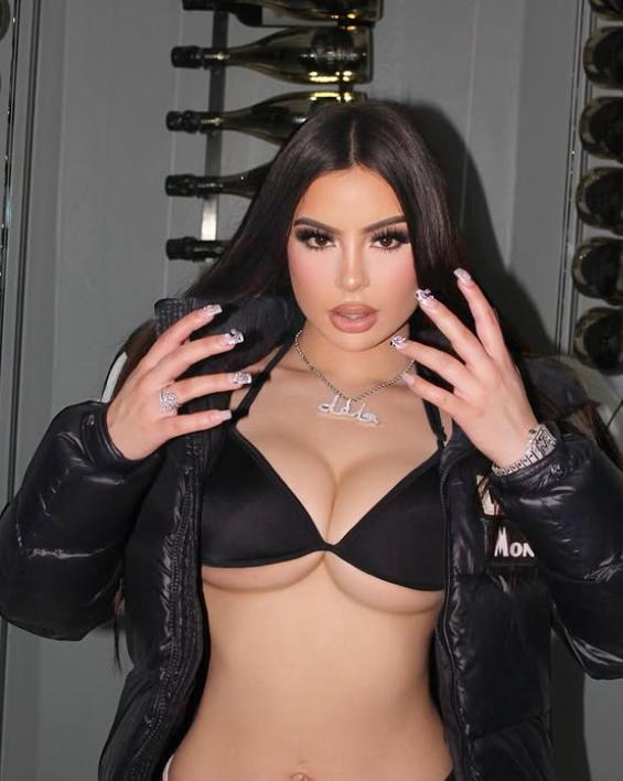 Moartea bizară a unei cântărețe de 22 de ani, cu o carieră în plină ascensiune. Se afla într-o mașină parcată când s-a întâmplat  1026191