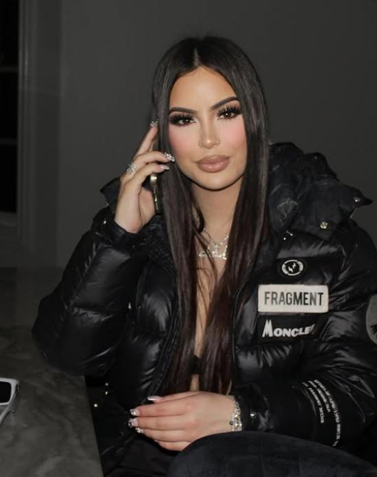 Moartea bizară a unei cântărețe de 22 de ani, cu o carieră în plină ascensiune. Se afla într-o mașină parcată când s-a întâmplat  1026192