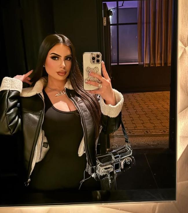 Moartea bizară a unei cântărețe de 22 de ani, cu o carieră în plină ascensiune. Se afla într-o mașină parcată când s-a întâmplat  1026194