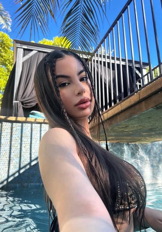 Moartea bizară a unei cântărețe de 22 de ani, cu o carieră în plină ascensiune. Se afla într-o mașină parcată când s-a întâmplat  1026198