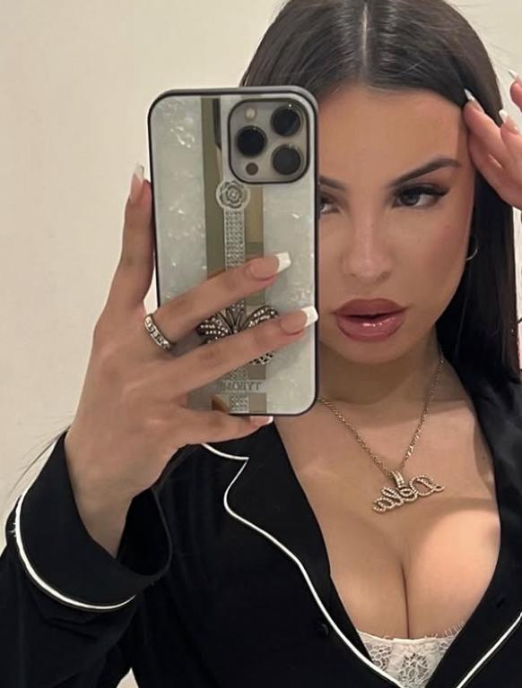 Moartea bizară a unei cântărețe de 22 de ani, cu o carieră în plină ascensiune. Se afla într-o mașină parcată când s-a întâmplat  1026199