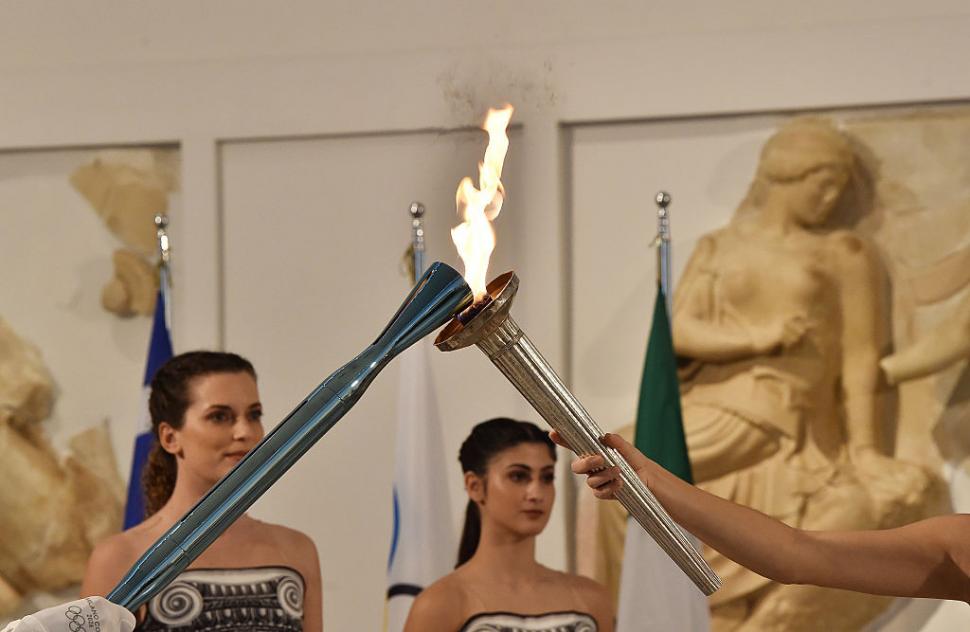 Flacăra Jocurilor Olimpice de iarnă din 2026 a fost aprinsă. Ceremonia oficială a fost mutată de la situl antic Olympia din cauza ploii 1026549