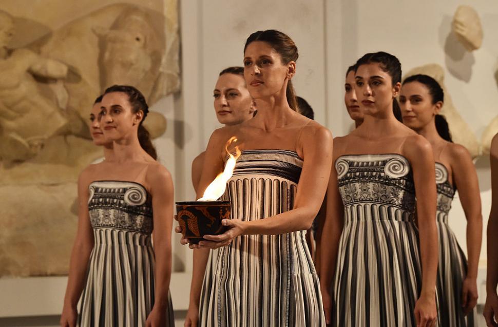 Flacăra Jocurilor Olimpice de iarnă din 2026 a fost aprinsă. Ceremonia oficială a fost mutată de la situl antic Olympia din cauza ploii 1026551