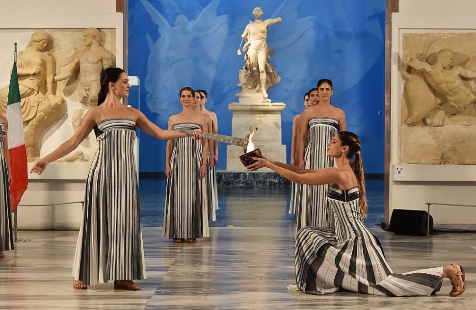 Flacăra Jocurilor Olimpice de iarnă din 2026 a fost aprinsă. Ceremonia oficială a fost mutată de la situl antic Olympia din cauza ploii 1026552