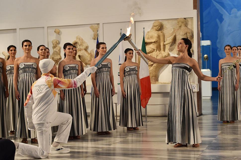 Flacăra Jocurilor Olimpice de iarnă din 2026 a fost aprinsă. Ceremonia oficială a fost mutată de la situl antic Olympia din cauza ploii 1026553