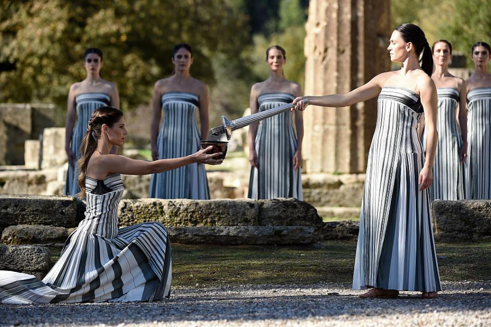 Flacăra Jocurilor Olimpice de iarnă din 2026 a fost aprinsă. Ceremonia oficială a fost mutată de la situl antic Olympia din cauza ploii 1026554