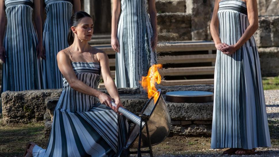 Flacăra Jocurilor Olimpice de iarnă din 2026 a fost aprinsă. Ceremonia oficială a fost mutată de la situl antic Olympia din cauza ploii 1026555