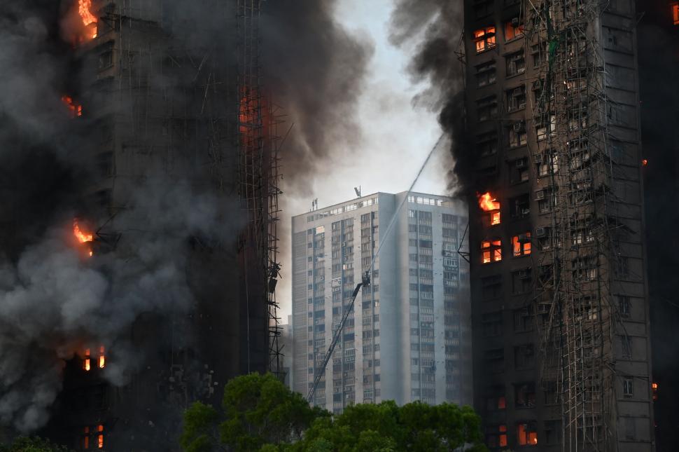  Imagini apocaliptice în Hong Kong, după ce un complex a luat foc: 44 oameni au murit, iar alţi 279 sunt dispăruţi 1026729