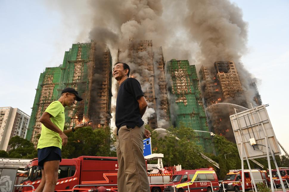  Imagini apocaliptice în Hong Kong, după ce un complex a luat foc: 44 oameni au murit, iar alţi 279 sunt dispăruţi 1026730