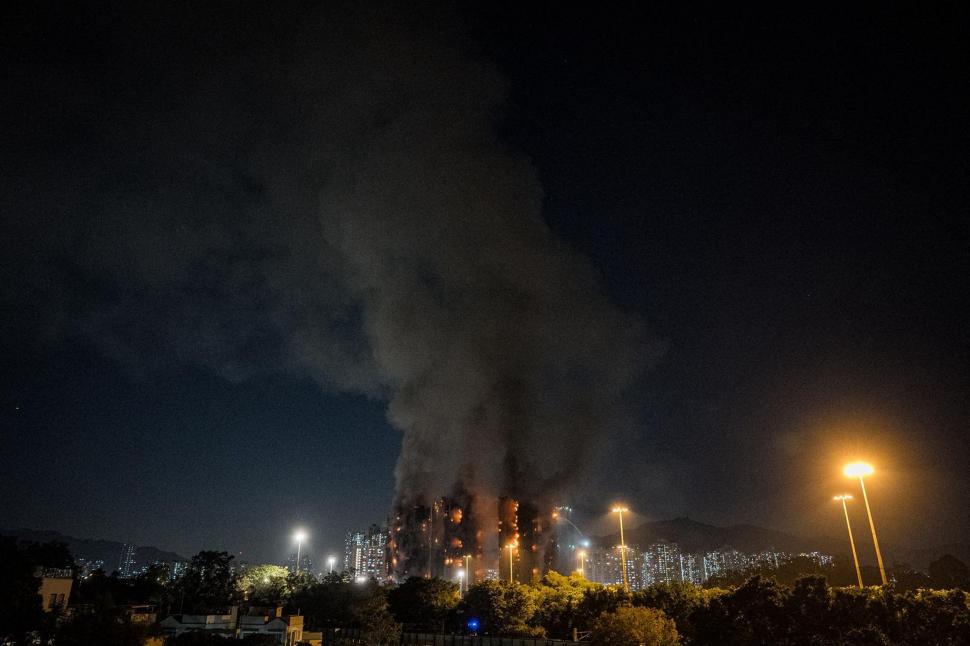  Imagini apocaliptice în Hong Kong, după ce un complex a luat foc: 44 oameni au murit, iar alţi 279 sunt dispăruţi 1026736
