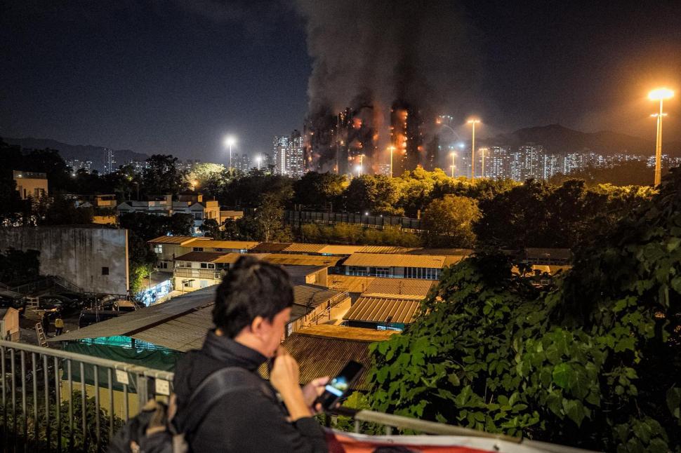  Imagini apocaliptice în Hong Kong, după ce un complex a luat foc: 44 oameni au murit, iar alţi 279 sunt dispăruţi 1026737
