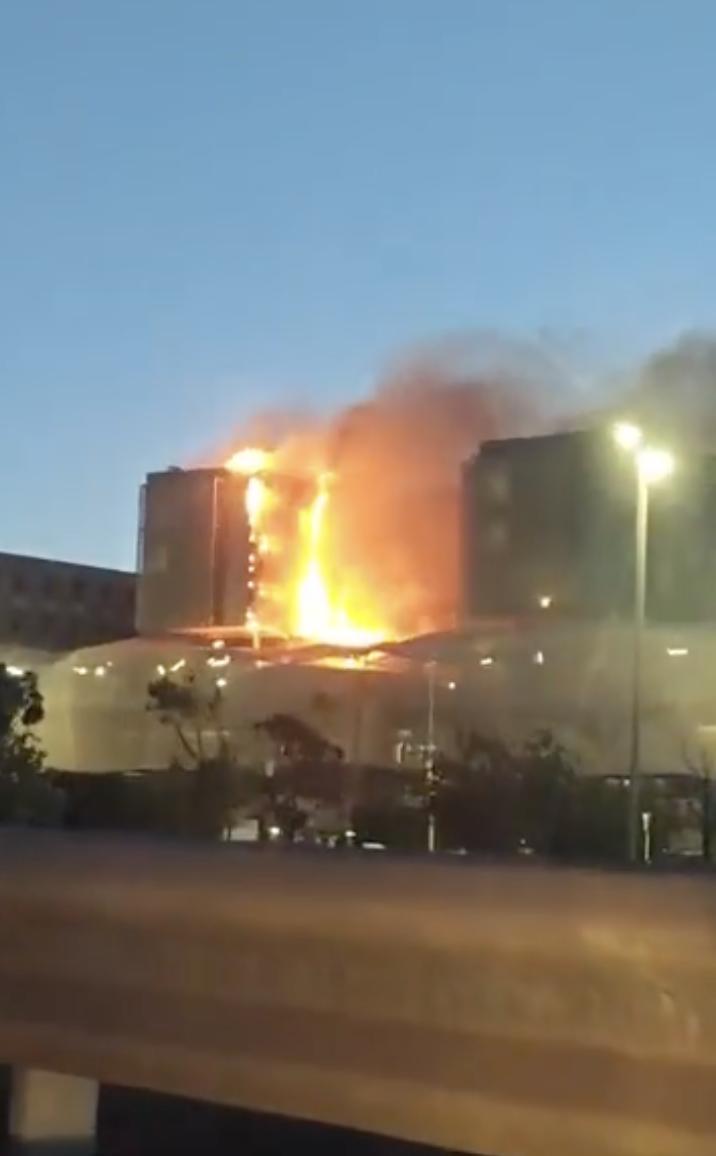 Incendiu uriaș într-un spital din Spania. Focul a izbucnit în afara clădirii dar s-a extins: Mai multe etaje au fost afectate 1026499