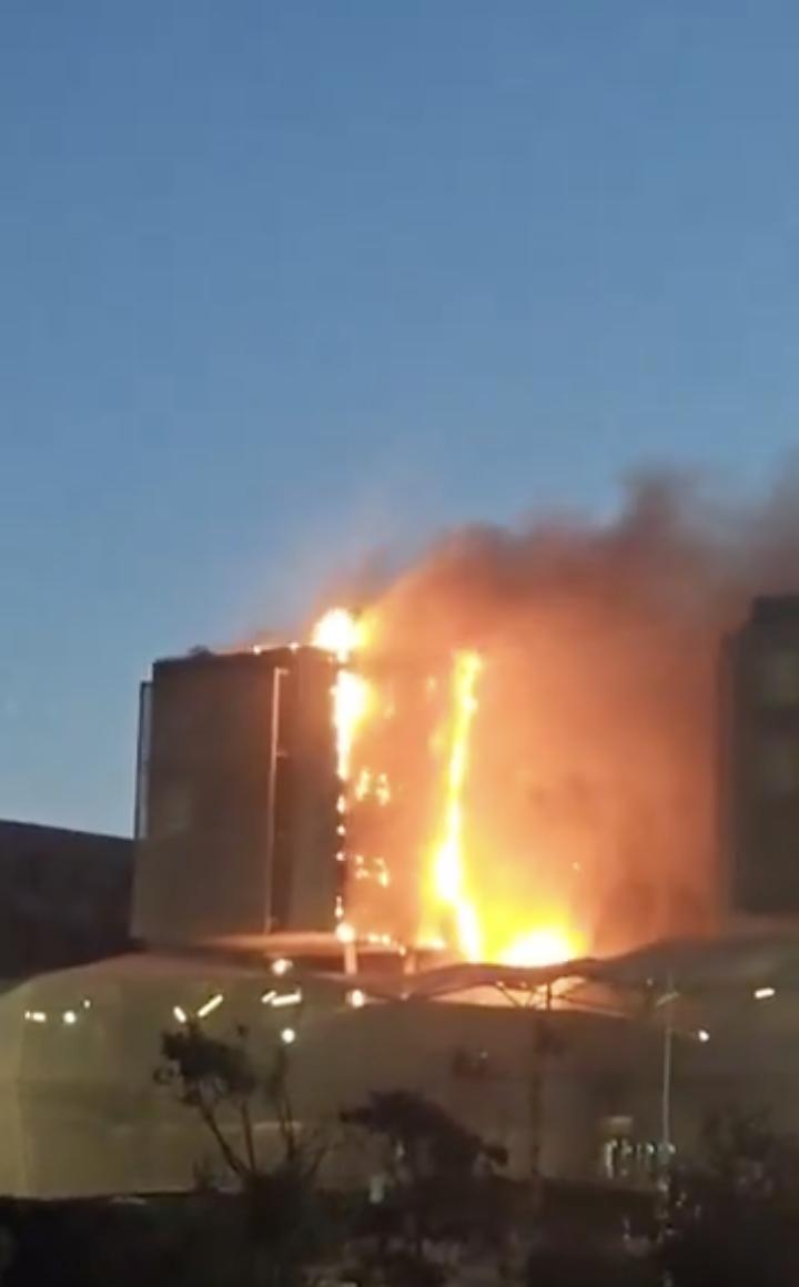 Incendiu uriaș într-un spital din Spania. Focul a izbucnit în afara clădirii dar s-a extins: Mai multe etaje au fost afectate 1026500