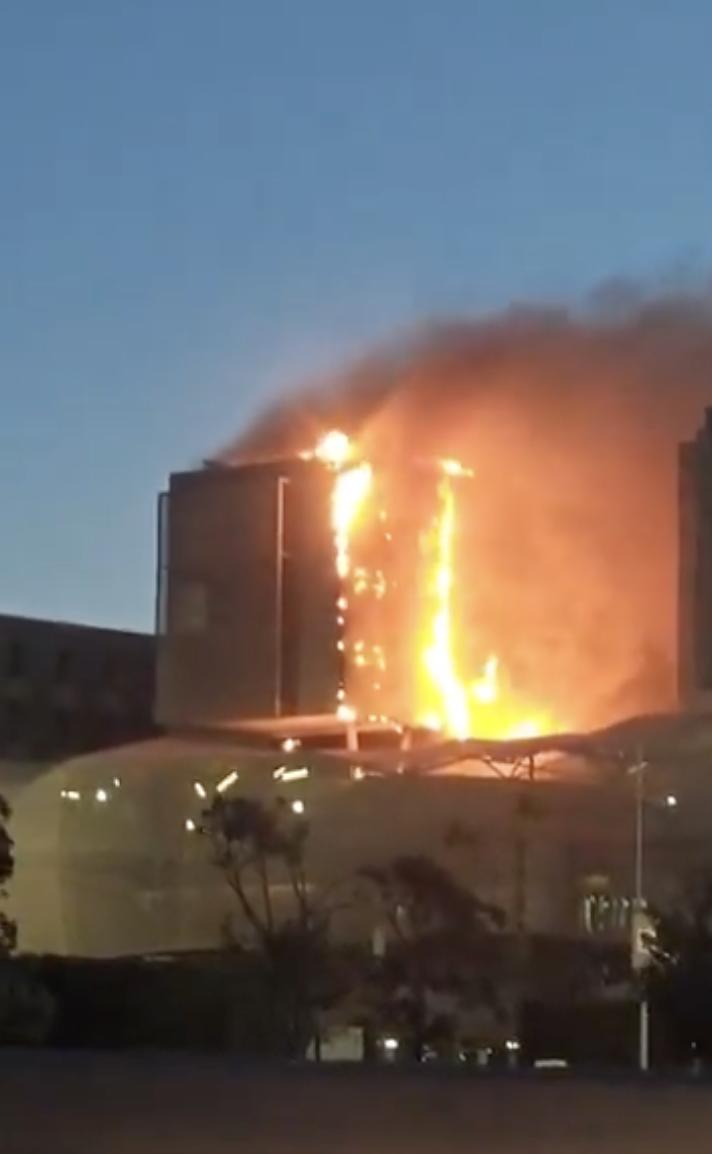 Incendiu uriaș într-un spital din Spania. Focul a izbucnit în afara clădirii dar s-a extins: Mai multe etaje au fost afectate 1026501