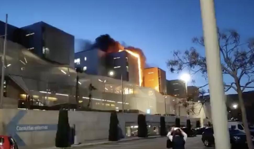 Incendiu uriaș într-un spital din Spania. Focul a izbucnit în afara clădirii dar s-a extins: Mai multe etaje au fost afectate 1026502
