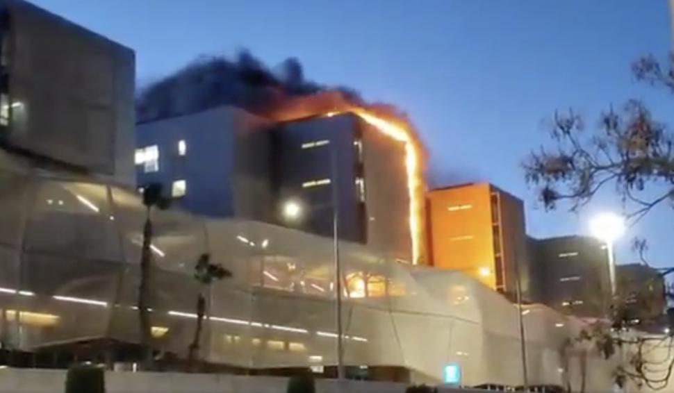 Incendiu uriaș într-un spital din Spania. Focul a izbucnit în afara clădirii dar s-a extins: Mai multe etaje au fost afectate 1026503